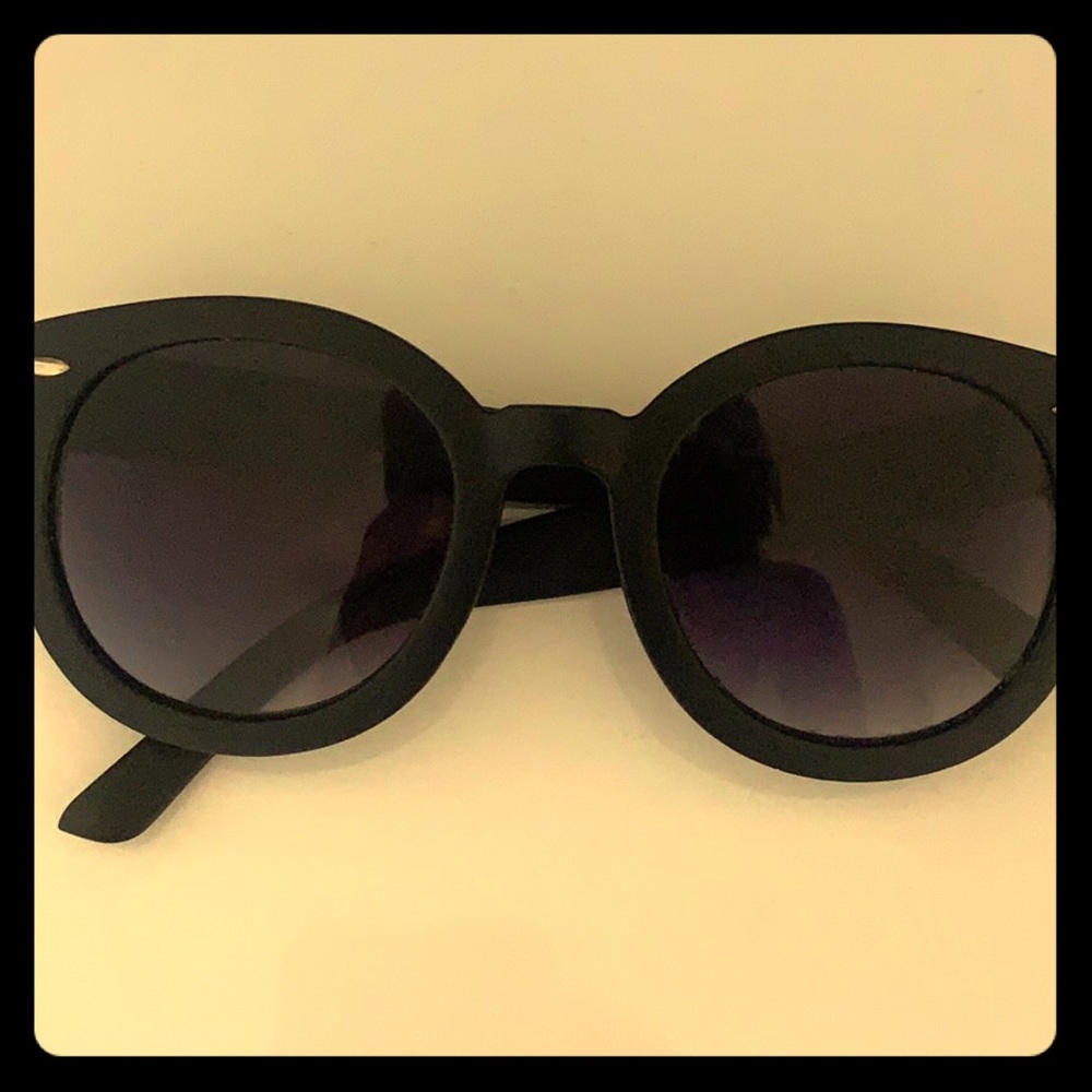 Black oversized sunglasses
